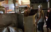 Tạm giữ tài xế đánh cảnh sát giao thông khi ô tô tải lật giữa đường