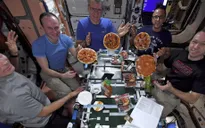 Tiệc pizza trên trạm vũ trụ