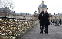 Paris bán khóa "tình yêu" lấy tiền làm từ thiện