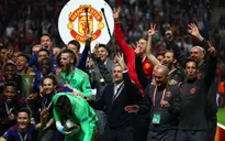 Vì sao các cầu thủ Man Utd giơ 3 ngón tay ăn mừng chức vô địch?