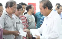 Phó Thủ tướng Trương Hòa Bình thăm hỏi người dân gặp hỏa hoạn tại Khánh Hòa