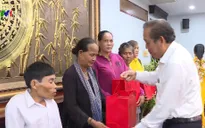 Phó Thủ tướng thường trực Trương Hòa Bình tặng quà các gia đình đồng bào Khmer nghèo