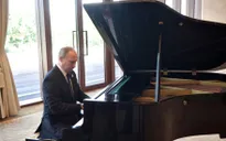 Tổng thống Nga chơi piano ngẫu hứng