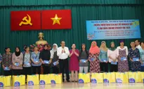 Phó Thủ tướng Trương Hòa Bình tặng quà Tết đồng bào Chăm tại TP.HCM