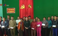 Hội người Việt Nam tại Pháp trao quà cho người dân vùng lũ Thanh Hóa