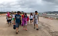Hơn 5.000 du khách mắc kẹt trên các đảo ở Quảng Ninh