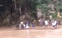 Thanh Hóa: Không có cầu, hàng nghìn hộ dân liều mình qua sông