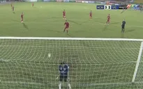 VIDEO: Phản đối trọng tài, cầu thủ CLB Long An bỏ bóng để mặc đối thủ ghi bàn