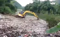Hà Giang: Chôn lấp số rác thải bị máy xúc đẩy xuống sông