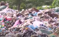 Rác thải bủa vây chùa Trầm, Hà Nội