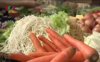 Ảnh hưởng mưa lũ, giá rau củ quả ở miền Trung tăng cao