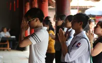 Kỳ thi THPT Quốc gia 2017: Sĩ tử hối hả đến Quốc Tử Giám cầu may
