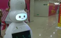 Robot bồi bàn thu hút thực khách tại Trung Quốc