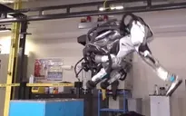 Độc đáo robot vận động viên có thể nhào lộn