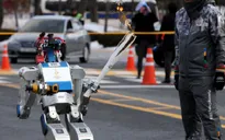 Robot lần đầu tiên tham gia rước đuốc tại Olympic