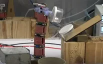 Robot chân không có hình dạng con sâu bướm