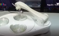 Cánh tay robot phục vụ người bệnh