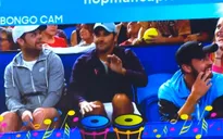 Roger Federer đánh trống trên khán đài cổ vũ đồng đội