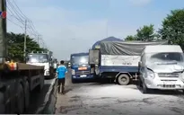 6 ô tô va chạm liên hoàn, xe khách 16 chỗ bốc cháy
