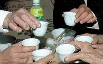Uống rượu tự nấu - thói quen khó bỏ