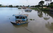 Sà lan chở cát gãy đôi trên sông Tiền