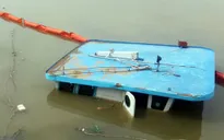 Lốc xoáy nhấn chìm sà lan, 2 người thiệt mạng