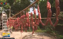 Khoảng sân nhà đầy nắng gắn bó với đời sống người dân miền Tây