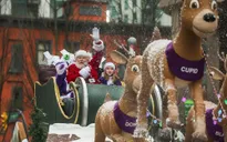 Rộn ràng lễ diễu hành của các ông già Noel thân thiện tại Canada