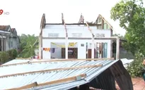 Giông lốc làm sập, tốc mái hàng trăm nhà dân ở Đồng Tháp