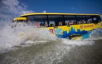 Ngỡ ngàng với xe bus "bơi" được dưới nước ở Hungary