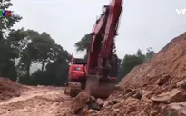 Mưa lớn kéo dài, Quảng Nam khó khắc phục sạt lở Quốc lộ 40B