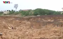 Sạt lở nghiêm trọng đường đấu nối bờ kè quốc lộ 24 qua Kon Tum