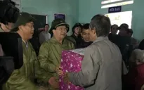 Phó TTg Trịnh Đình Dũng thăm hỏi người dân, chỉ đạo cứu hộ vụ sạt lở ở Quảng Nam