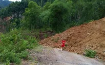 Thanh Hóa: Sạt lở đất đá chia cắt một xã với bên ngoài