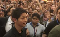 Song Joong Ki bị quây giữa "biển" fan ở Malaysia