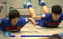 VIDEO: Mưa to ở Kuala Lumpur, U22 Việt Nam tập luyện ở...hành lang