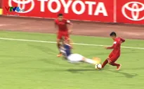 VIDEO: Ngọc Đức (CLB Hà Nội) nhận thẻ đỏ trực tiếp vì pha vào bóng thô bạo