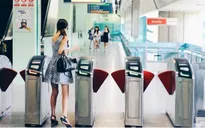 Singapore dùng thẻ quẹt trên các phương tiện giao thông công cộng