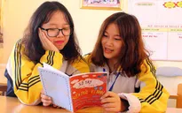 Hai nữ sinh tự làm sổ tay chống nạn buôn người