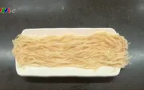 Độc đáo làm sợi mỳ từ cá
