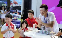 Khán giả nhí tròn mắt theo dõi MC Trần Ngọc làm "ảo thuật" tại Ngày trải nghiệm VTV7