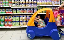 Singapore thắt chặt kiểm soát sữa bột trẻ em