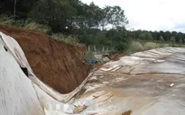Khắc phục sụt lún gần hồ bùn đỏ Nhân Cơ trong mùa khô