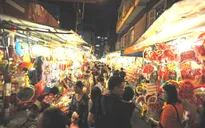 Người dân nhộn nhịp tham quan, mua sắm trên phố lồng đèn TP.HCM