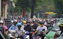 TP.HCM: Rào chắn xây cầu vượt, cửa ngõ sân bay kẹt cứng