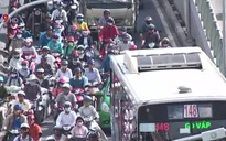 Đường vào sân bay Tân Sơn Nhất vẫn ùn tắc sau phân luồng
