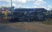 Xe bus bốc cháy sau cú đâm ôtô, 20 HS Nam Phi thiệt mạng