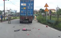 Tai nạn thương tâm, người và xe máy bị cuốn vào gầm container