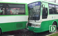 TP.HCM: 2 xe bus tông nhau do biển quảng cáo bất ngờ rơi