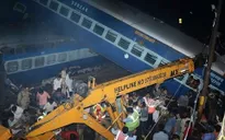 Tai nạn tàu hỏa ở Ấn Độ: 23 người thiệt mạng, nhiều người bị mắc kẹt